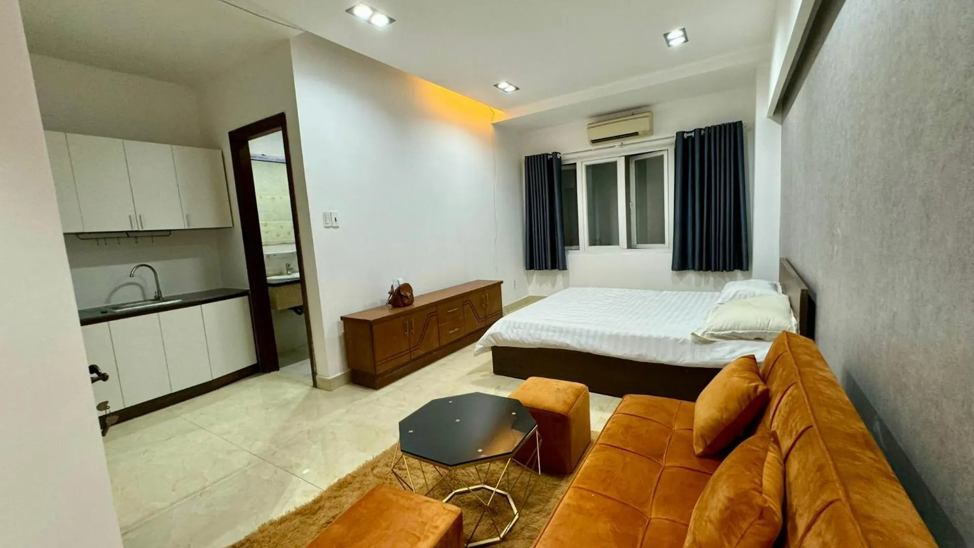 Dlux Hat Giang Ho Chi Minh City 0*,